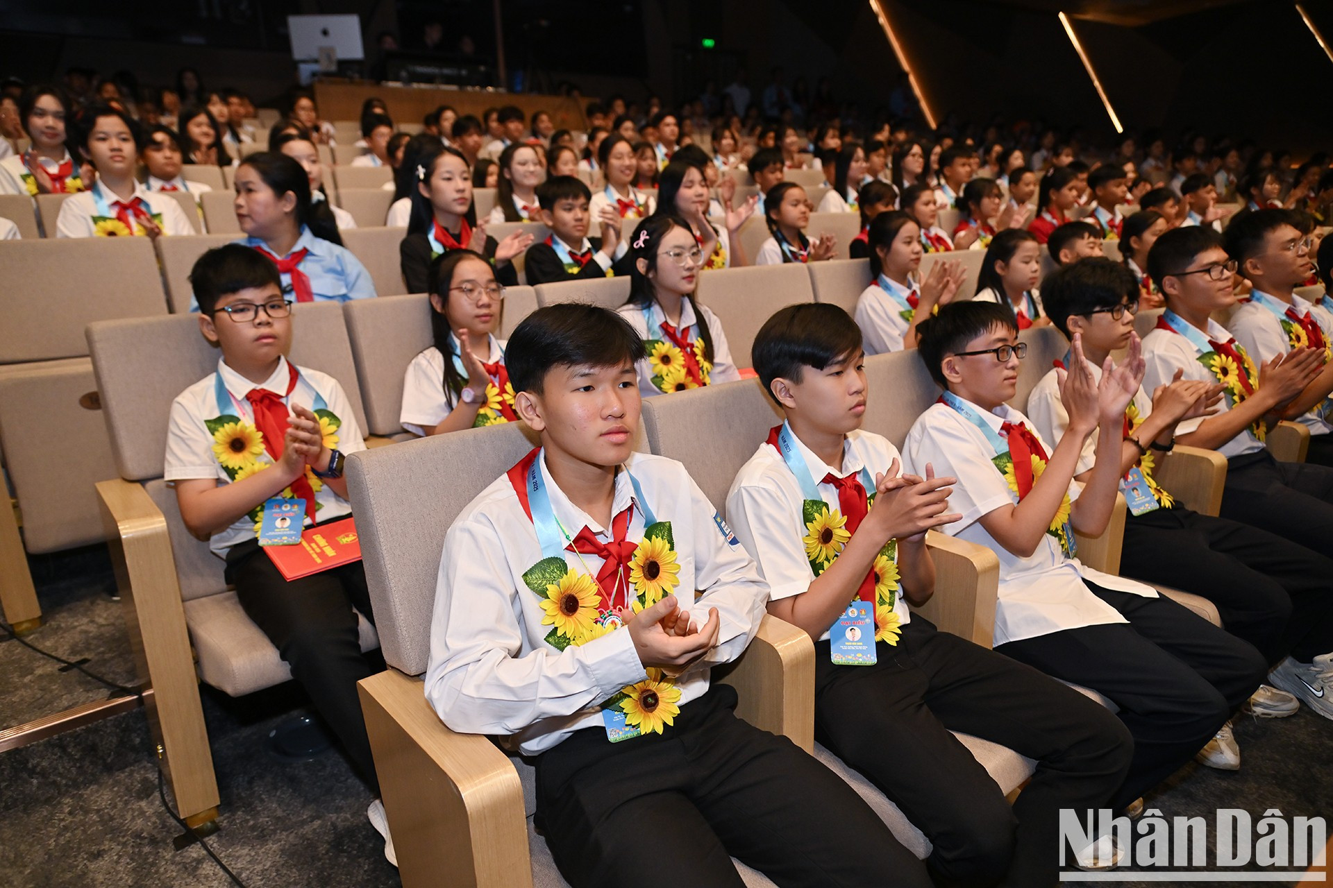 Los delegados al acto incluyen niños y adolescentes destacados en el aprendizaje, el adiestramiento de la moral y la emulación en el seguimiento de las cinco enseñanzas del Tío Ho para la infancia durante el período 2020-2025.